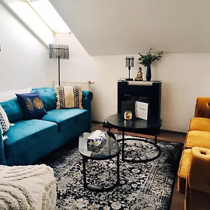 Spacious Flat & Parking Possibility, 3 Stops To Wenceslav Square Prag